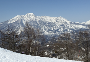 The view towards Myoko from Madarao earlier this week. Adftrer a week of mild temps a welcome storm droped snow on Wednesday night, but the weekend will see a return to fine spring weather. Photo: Reggae Elliss